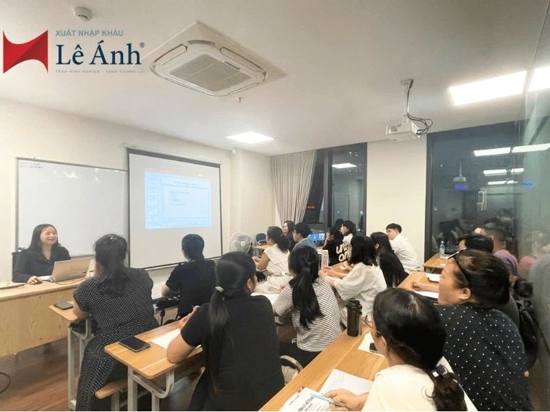 Lớp trực tiếp của khoá học Xuất nhập khẩu của Lê Ánh 